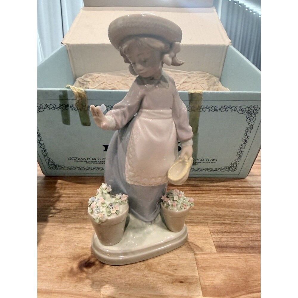 Lladro 5543 Hello Flowers Porcelain Retired Figurine